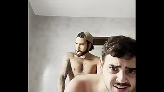 Novinho liberou gostoso pro amigo